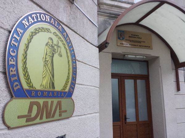 DNA: Doi inspectori vamali din cadrul Biroului Vamal de Frontieră Constanţa, reţinuţi pentru luare de mită